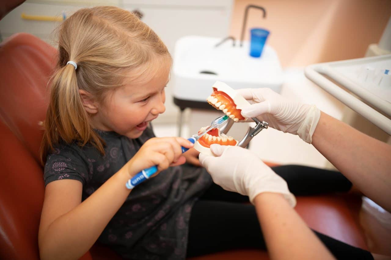 Bild: In der Zahnarztpraxis Bierbaum & Kollegen behandeln wir Kinder und Erwachsene